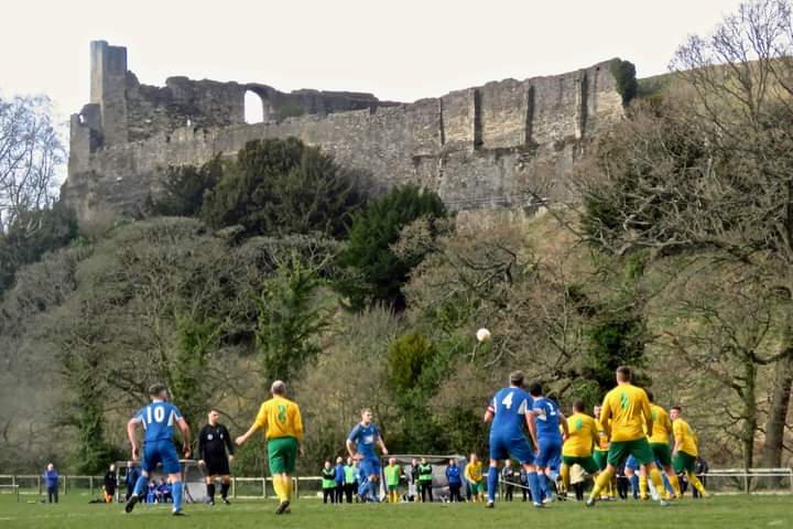 Футбол на фоне британского замка: «графский фруктовый сад» в Ричмонде