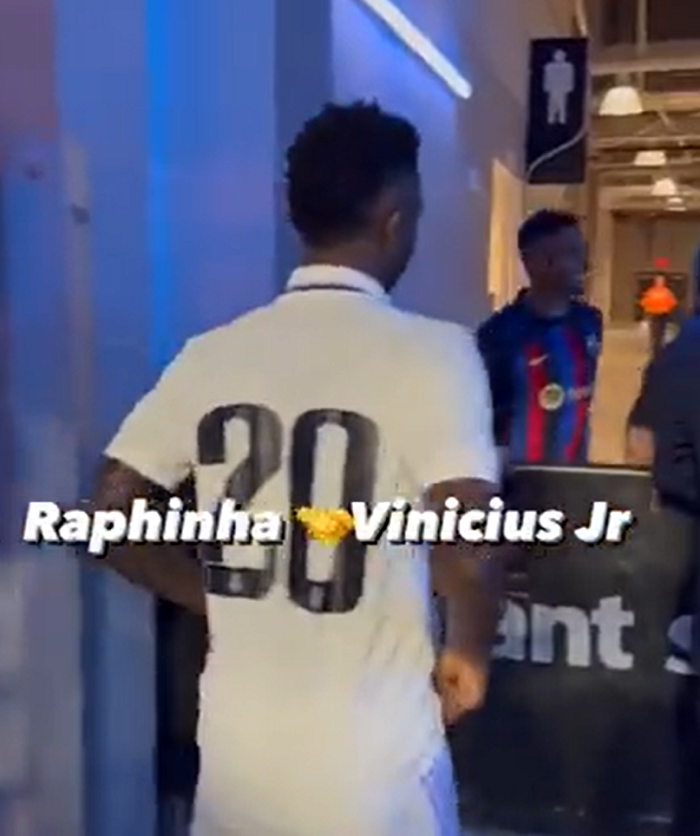 Рафинье пришлось ждать своей очереди, чтобы поменяться футболками с Винисиусом. Парни дружат в сборной Бразилии