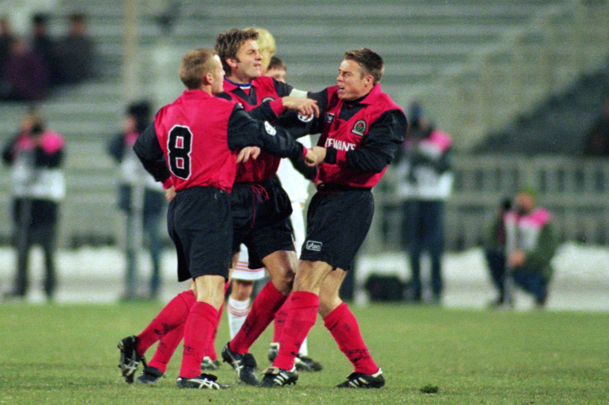 В 1995-м «Спартак» вынес чемпиона Англии в ЛЧ. А футболисты «Блэкберна» набили морды друг другу прямо во время матча!