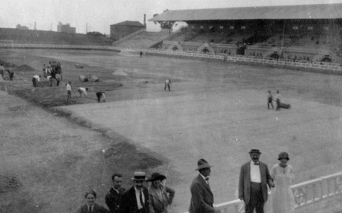 Сегодня исполняется 100 лет со дня закладки первого камня стадиона «Лес Кортс»