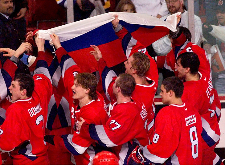 В 1999-м Россия впервые в новейшей истории выиграла МЧМ. В финале парни более чем в два раза перебросали Канаду