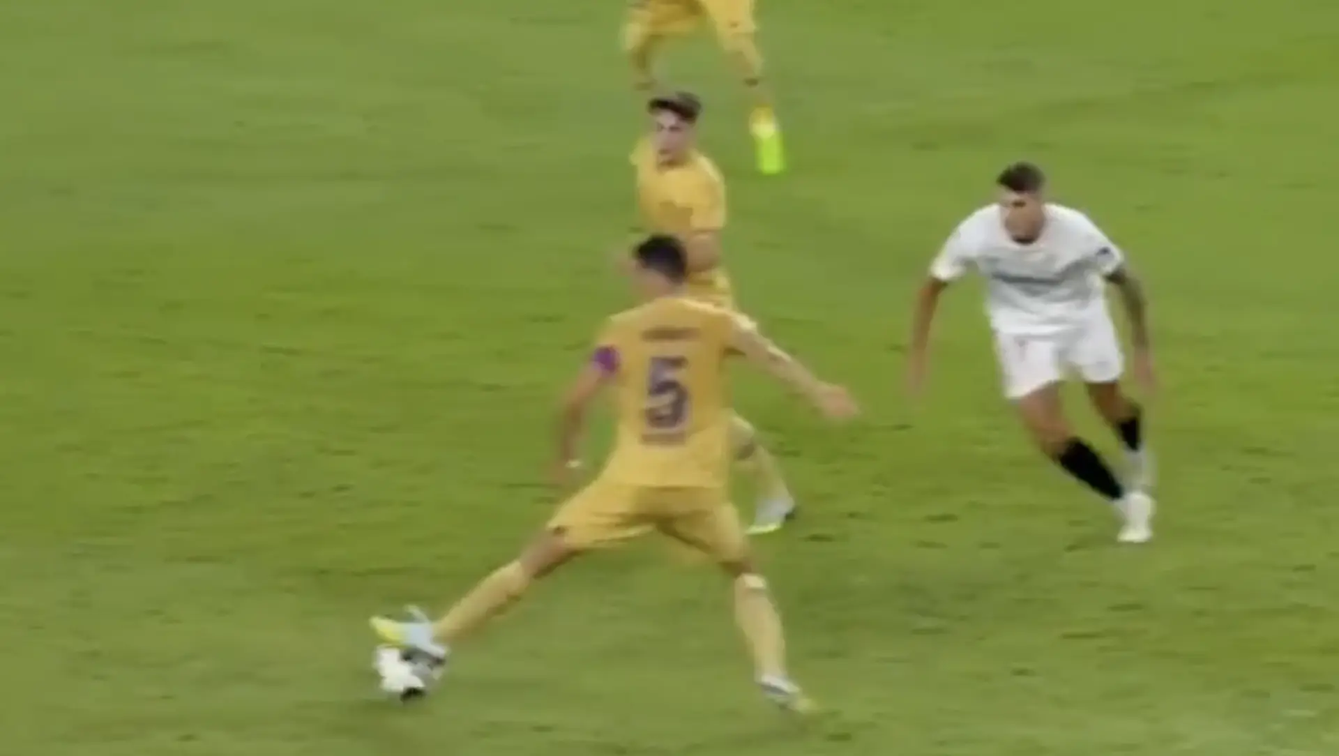 Гави накрыл сзади Ламелу и отдал мяч Серхио Бускетсу, чтобы тот начал атаку...