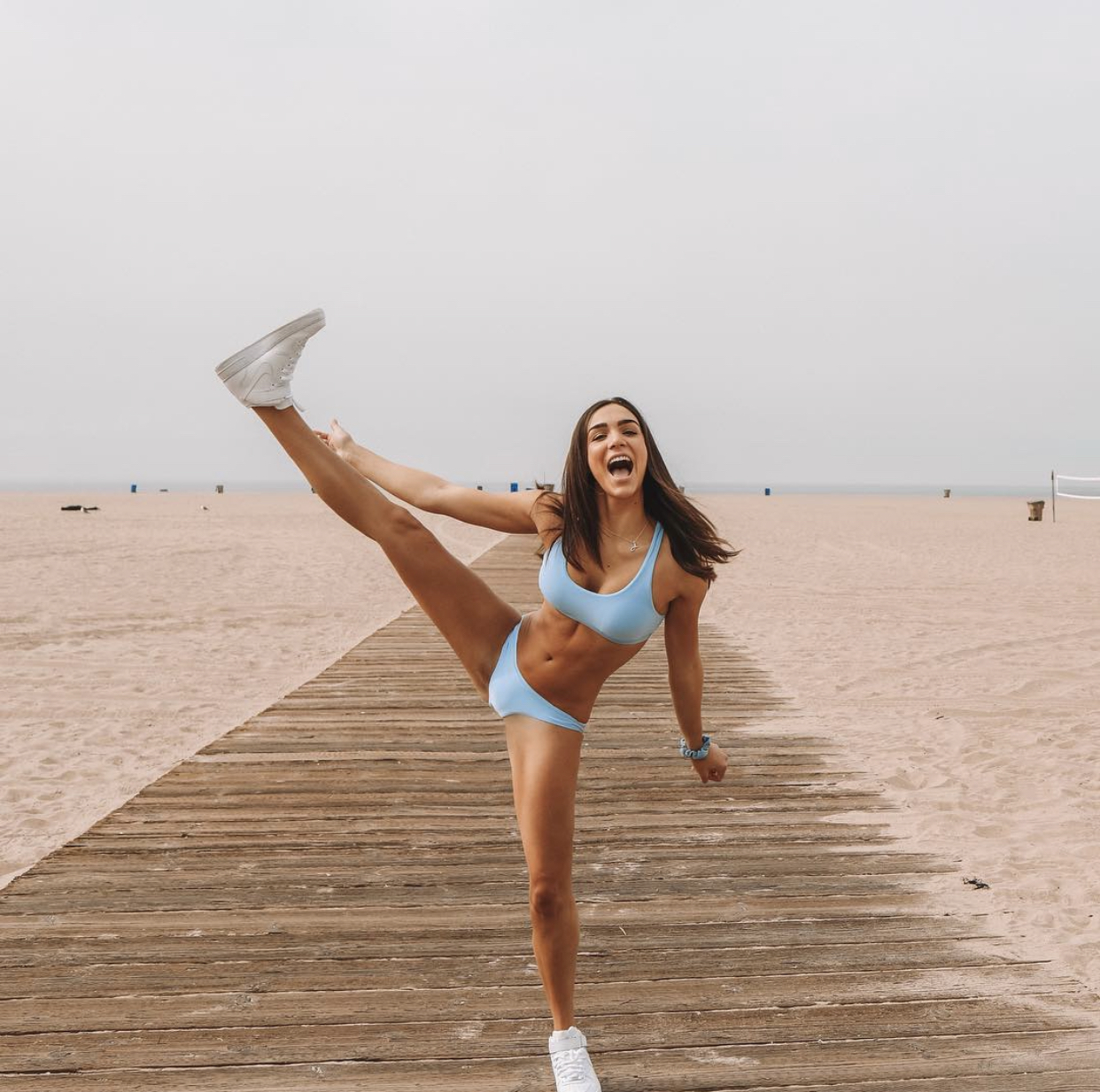 Джейми Роббинс — экс-волейболистка и модель. В 2017-м выступала за студенческую команду Ucla!