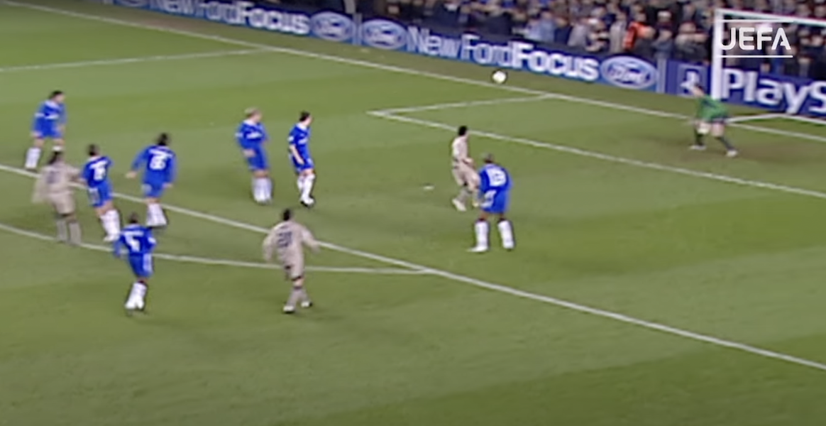 «Когда он забил, стадион будто поставили на паузу». В 2005-м Роналдиньо положил великий гол в ворота «Челси»