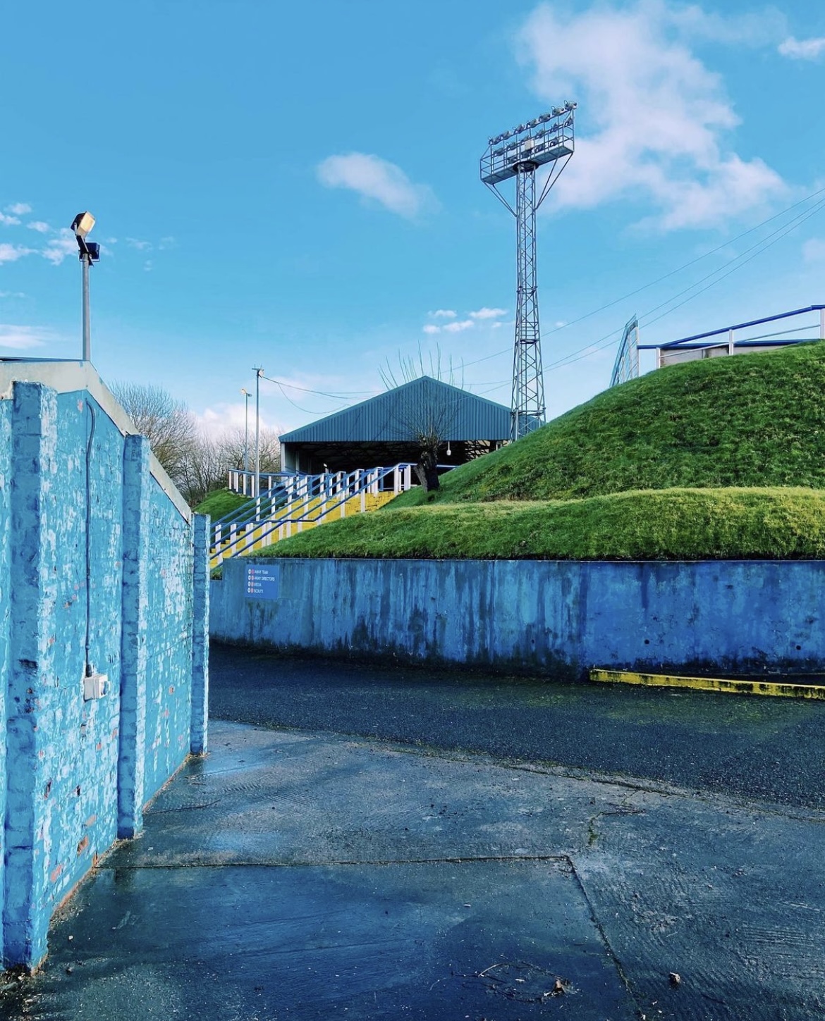 Атмосфера за пределами топ-лиг–кайф! Один из старейших стадионов Шотландии и поле на высоте 2000 метров