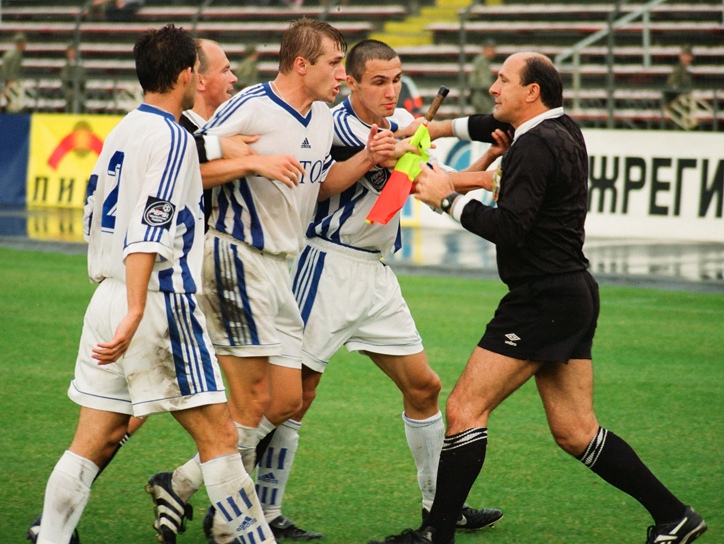 В 1999-м «Ротор» ушел с поля во Владикавказе, протестуя против судейских решений. Волгоградцам присудили поражение 0:3