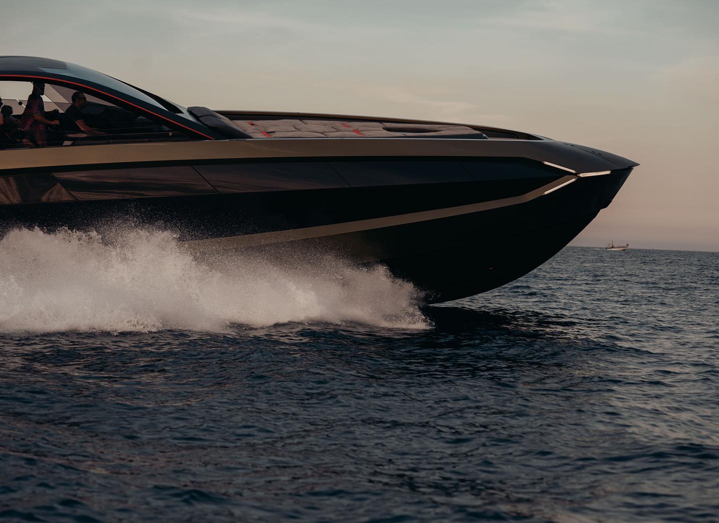 Фото из соцстей: новая яхта Конора Lamborghini. Стоит 3 млн евро!