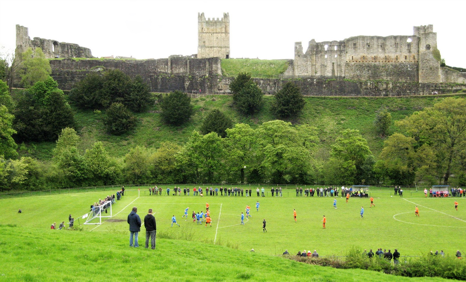 Футбол на фоне британского замка: «графский фруктовый сад» в Ричмонде
