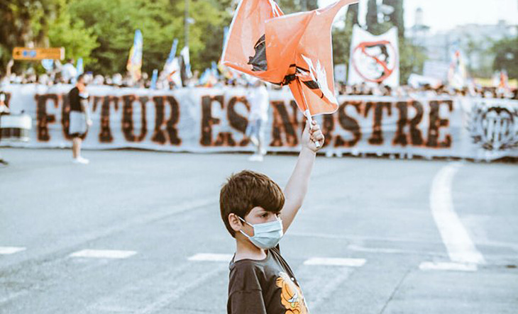 В Испании крупный протест: 15 тысяч фанатов «Валенсии» вышли против владельца. Питер Лим достал вообще всех!
