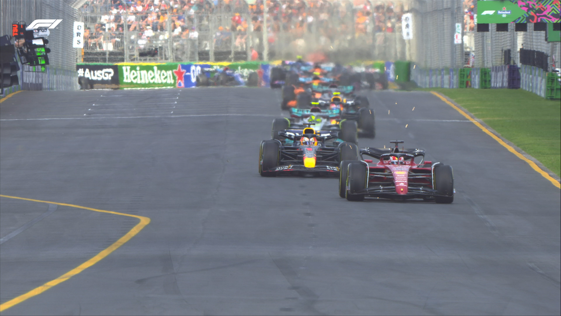 Во сколько сегодня гонка. Гран при формула 1. F1 Australia 2022 crash. Гоночные машины. Машина формула 1.