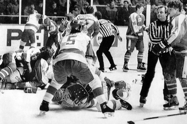 35 лет «Мордобою в Пьештянах»! Советские и канадские хоккеисты избивали друг друга на МЧМ, пока не приехала полиция