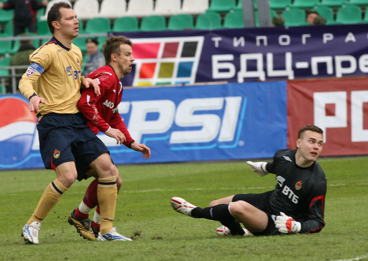 В 2007-м Семак забил 100-й гол в карьере – в ворота ЦСКА. Армейские фанаты отпраздновали мяч вместе с ним!