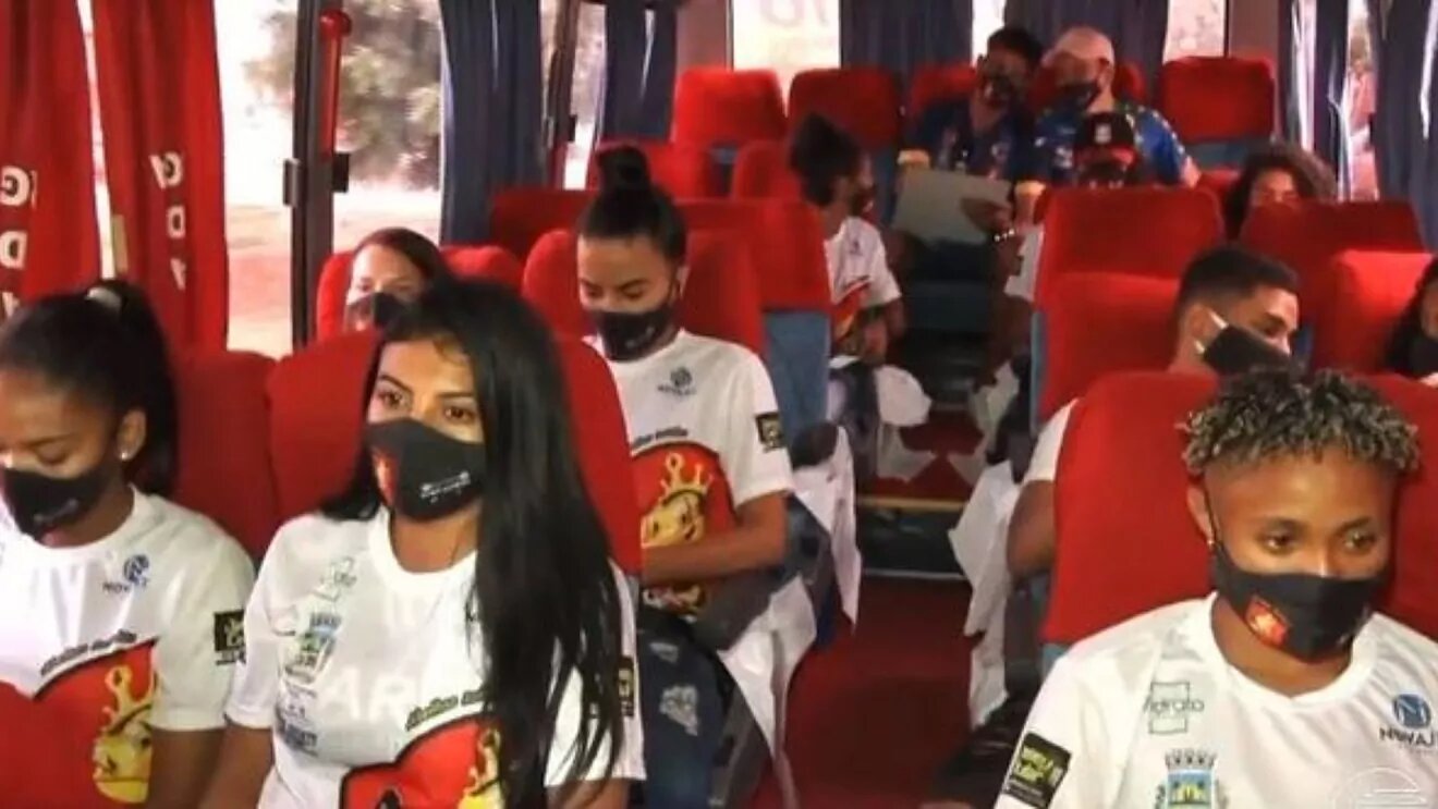 На женскую команду в Бразилии напали прямо после матча: одну из футболисток пытались изнасиловать в автобусе, а у президента клуба украли кошелек