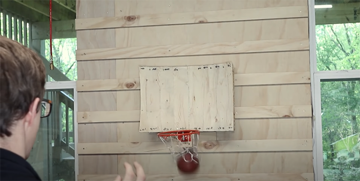 Блогер создал умное баскетбольное кольцо. Ради этого пришлось делать робота на всю комнату