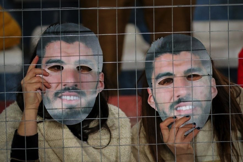 Фанаты уругвайского «Насьоналя» пришли на матч в масках Луиса Суареса. Это родной клуб нападающего – он может вернуться