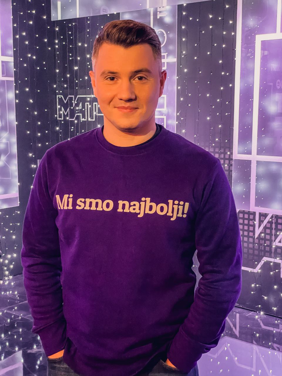 Мы снова увидим Стогниенко на «Матч ТВ» в фиолетовом – год назад он поздравил канал с юбилеем в фирменной толстовке «Okko»