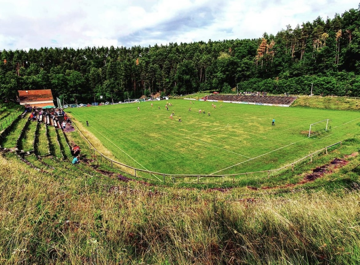 Атмосфера за пределами топ-лиг–кайф! Один из старейших стадионов Шотландии и поле на высоте 2000 метров