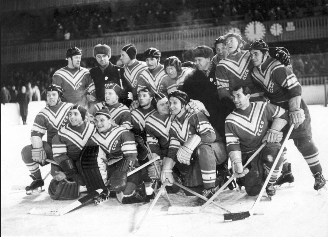 66 лет назад СССР впервые взял хоккейное золото Олимпиады. В решающем матче обыграли Канаду!