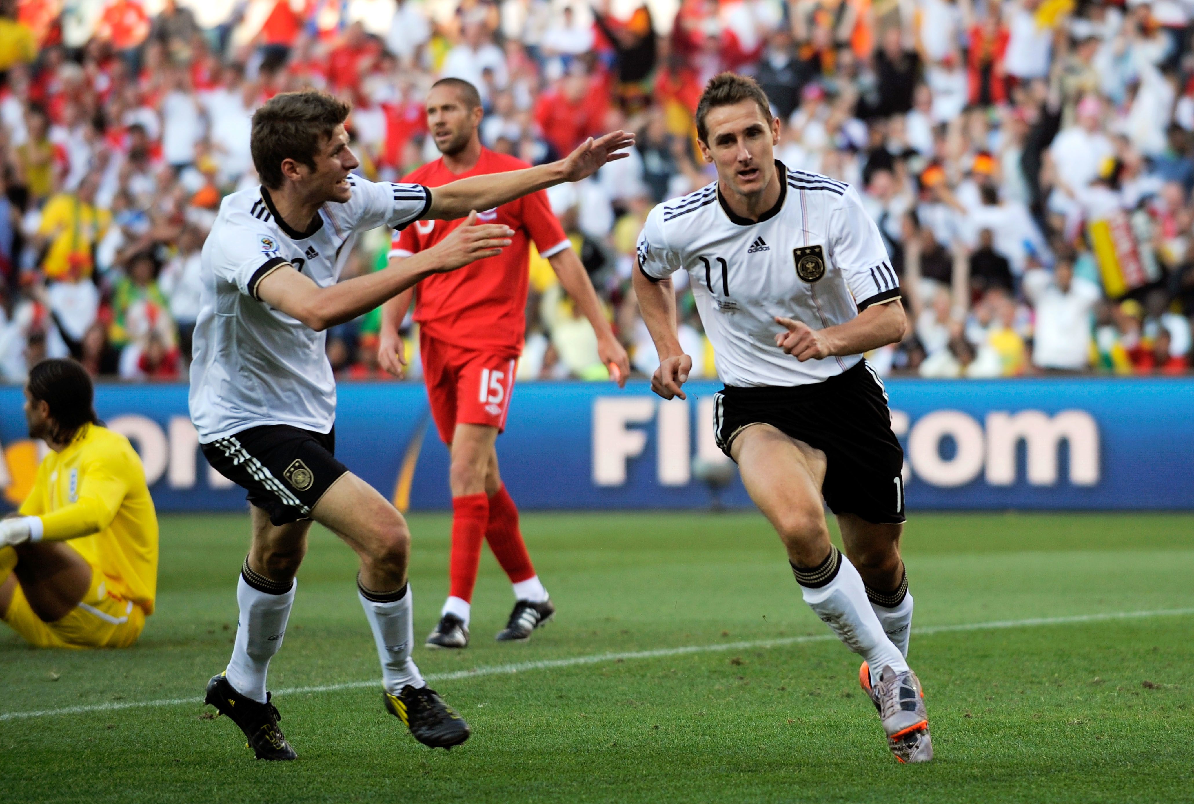 Германия первая игра. ЧМ 2010 Англия Германия. Англия Германия 2010. Германия Англия 4 1 2010.