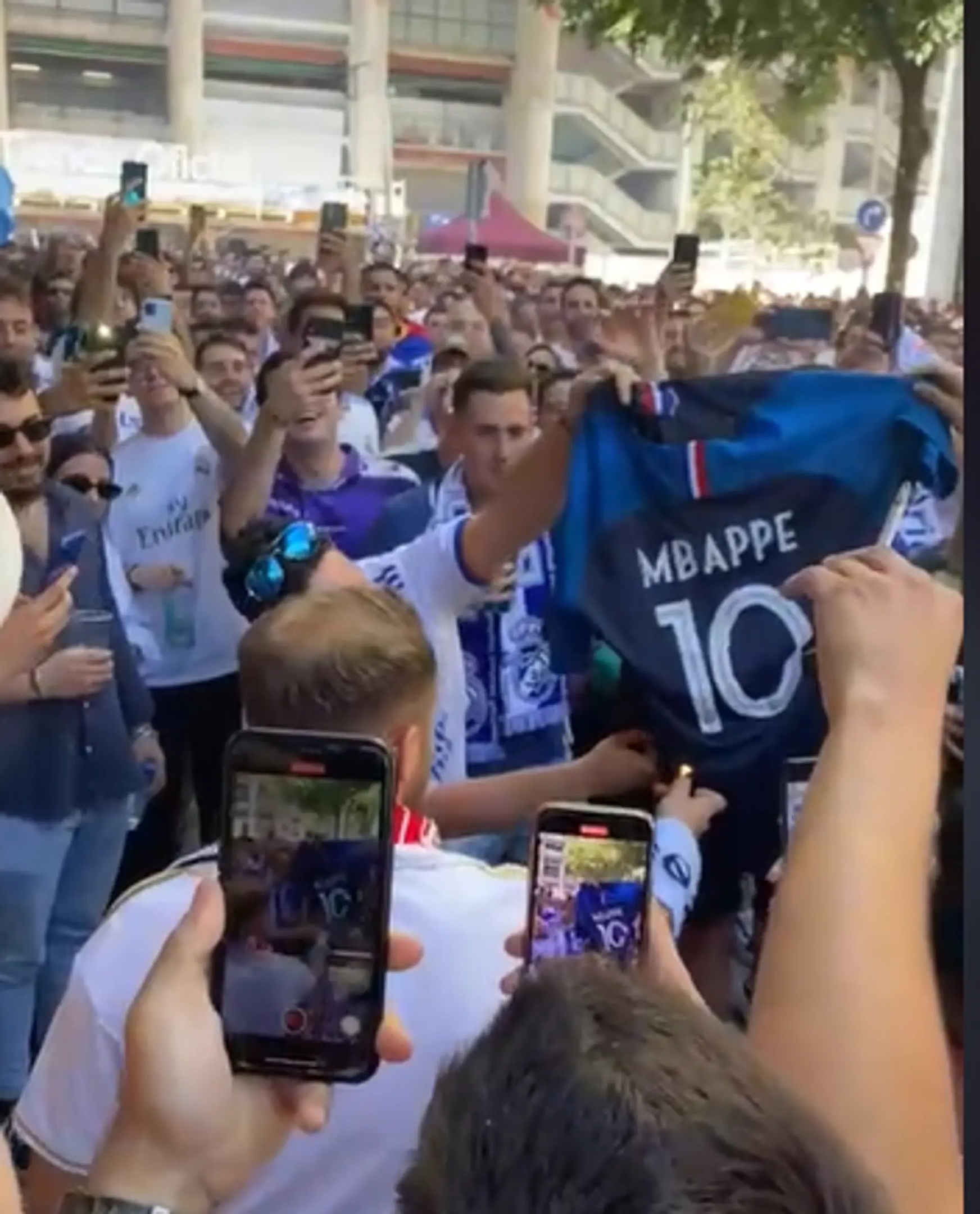 Во Франции фанаты «Реала» сожгли футболку Мбаппе. Видео уже стало вирусным